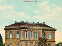 Spomenik 'Sv. Juraj ubija zmaja', rad kipara Antona Dominika Fernkorna, u pozadini zgrada JAZU, Akademički trg (današnja HAZU, Strossmayerov trg), oko 1905. godine  Zbog oštećenja materijala (cink), Haulik daruje kip Akademiji. Postavljen je ispred palače Akademije na današnjem Strossmayerovom trgu, usred cvjetne rondele 1884. godine i tu ostaje do 1907. godine kad seli na današnju lokaciju.
